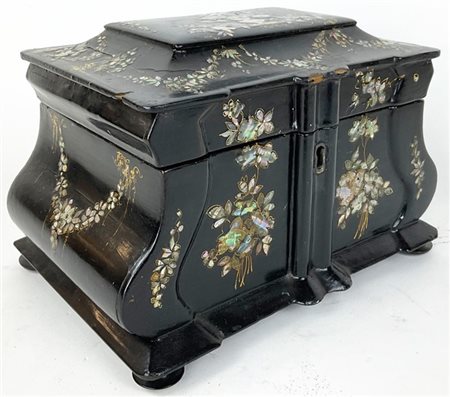 Cofanetto porta tè in legno ebanizzato e decorato da intarsi floreali in madrep