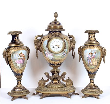 Trittico in porcellana dipinta in policromia e bronzo dorato composto da due va