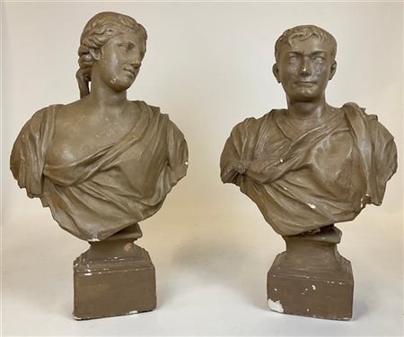 Coppia di busti in gesso dipinto raffiguranti imperatore romano e divinità femm