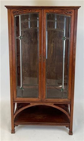 Mobile vetrina Liberty con vetri piombati e molati decorato da intagli. Inghilt