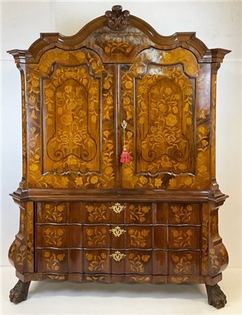 Mobile a doppio corpo lastronato e intarsiato a motivi floreali in legni di var