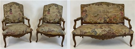 Fornitura da salotto composta da un divano e coppia di poltrone in legno intagl