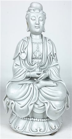 Statuetta in porcellana bianca Dehua raffigurante Guanyin con la perla poggiant