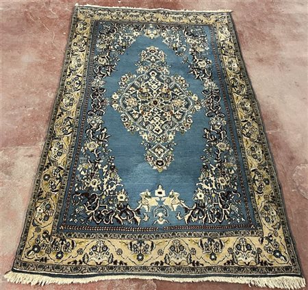 Tappeto Sarouk, Persia, secolo XX. Decoro con medaglione su fondo azzurro (cm 2