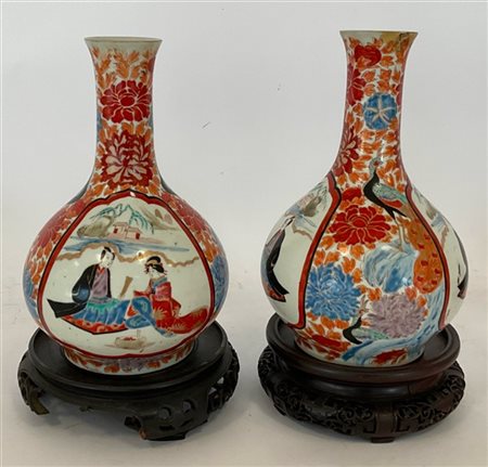 Due vasi in porcellana arita con base di legno
Giappone,secolo XIX/XX
(h.27,5cm