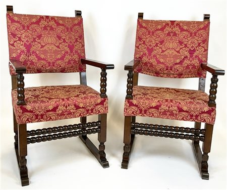 Coppia di antichi seggioloni in noce con braccioli e piedi lisci, gambe in part