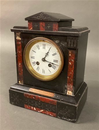 Pendola in marmo nero del Belgio. Quadrante in smalto bianco a cifre romane, mo