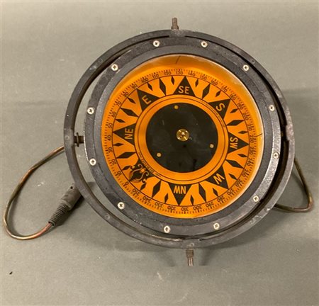 Parti di bussola navale su sospensione cardanica. Secolo XX (difetti)