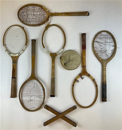 Lotto composto da racchette da tennis, due arcolai e numerosi oggetti diversi,