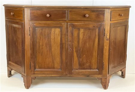 Credenza scantonata in noce con quattro ante pannellate e quattro cassetti, pie