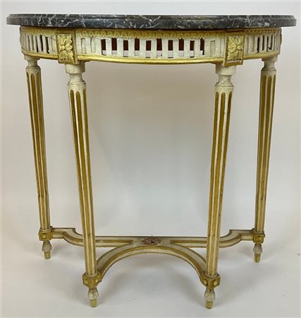 Console a demi-lune in legno intagliato, laccato e dorato con gambe scanalate r