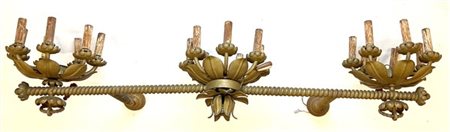 Grande applique in metallo dipinto con sostegni tortili e tre corolle a fiore c