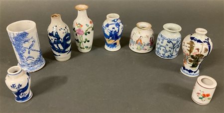 Scatola contenente nove vasetti in porcellana di diverso decoro. 
Cina, secolo