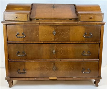 Ribalta lastronata in noce e filettata in legno chiaro, fronte a tre cassetti,