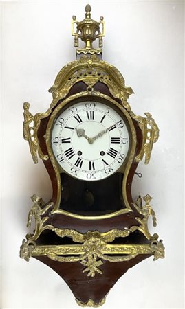 Orologio del tipo Neuchatelois con mensola in legno laccato e metallo dorato. Q