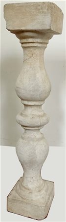 Colonnina in calcestruzzo a balaustro con corpo tornito ed estremità squadrate