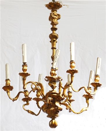 Lampadario a nove luci in legno intagliato e dorato a foglie, volute e riccioli