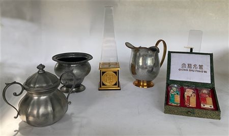 Lotto composto da una brocca,una zuccheriera, un vasetto, un orologio a forma d