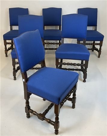 Gruppo di sei sedie in noce con gambe e traverse tornite a rocchetto. Secolo XV