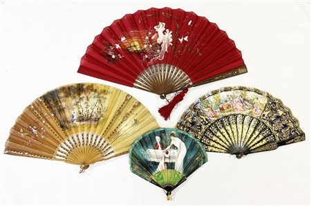 Lotto di quattro ventagli con stecche in legno e bachelite traforata, dorati e