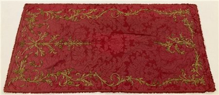Manifattura del secolo XIX. Tessuto damascato rosso ricamato con fili dorati a