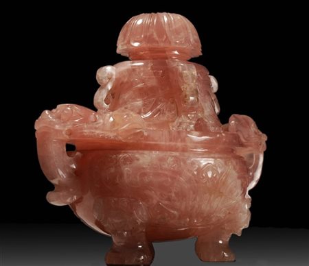 Bruciaprofumo biansato in quarzo rosa scolpito a mascheroni, anse in rilievo a