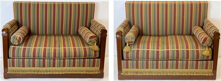 Coppia di divani in mogano con montanti a plinto e bracciolo terminante a cilin