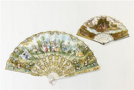 Arte francese del secolo XIX. Lotto di due ventagli con stecche in madreperla i