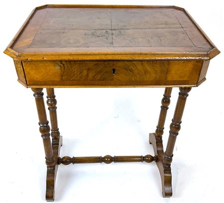 Tavolino da lavoro lastronato in noce, cassetto nella fascia, gambe a rocchetto