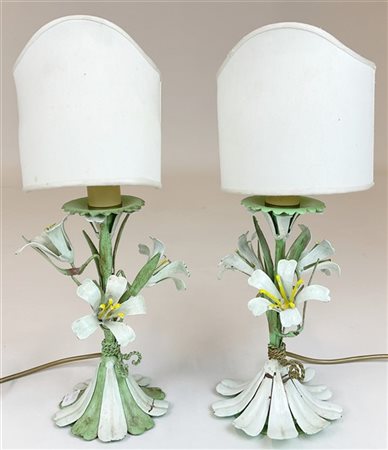 Coppia di lampade in metalo forgiato e dipinto decorato a fiori e foglie (h cm