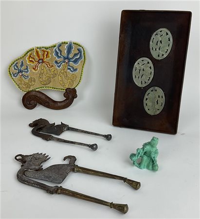 Lotto composto da diversi oggetti tra cui tre placchette ovali in pietra dura i