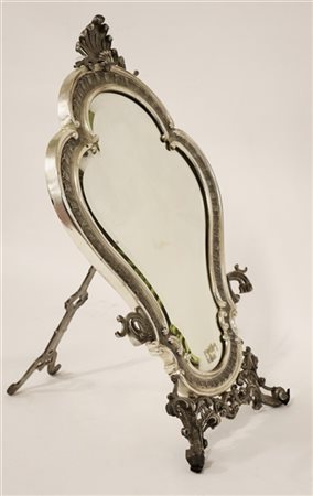 Specchio da tavola in metallo argentato di forma sagomata decorata a volute fog