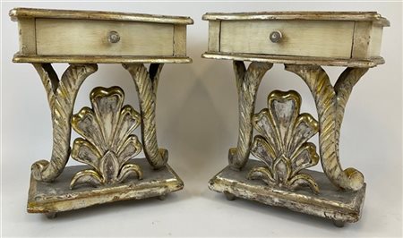 Due comodini di forma mossa ad un cassetto in legno intagliato, dipinto e dorat