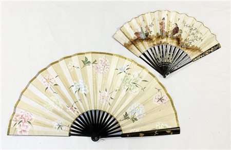 Manifatture orientali, secolo XIX. Lotto di due ventagli con stecche in legno e