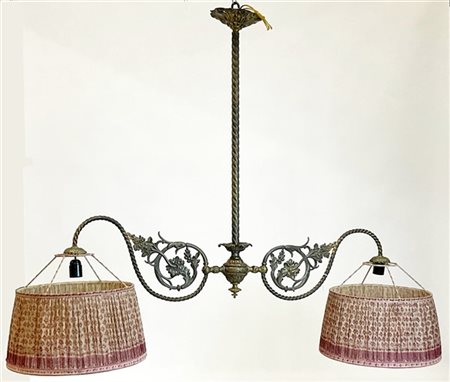Lampadario da biliardo in ottone a due luci su bracci a volute ritorte e fiorit