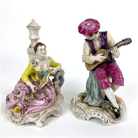 Manifattura tedesca. Due gruppi in porcellana decorata in policromia raffiguran
