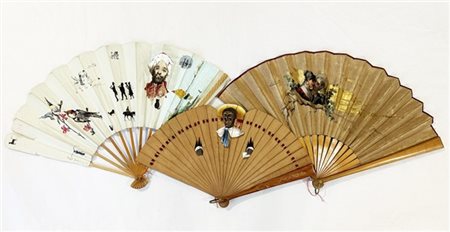 Lotto di tre ventagli con stecche in legno e pagine in carta e tessuto. Dipinti
