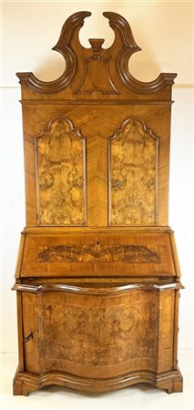 Trumeau lastronato in noce e radica di noce, parte inferiore mossa ad un'anta e