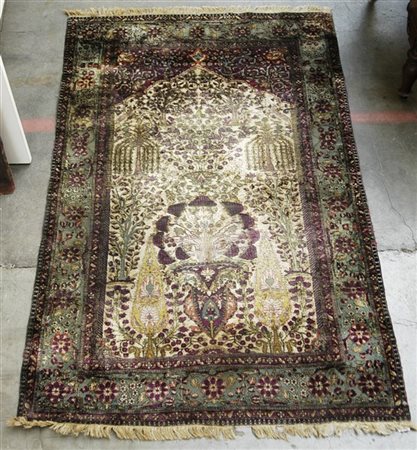 Tappeto preghiera Teheran, Persia , XX secolo.

Mirab a fondo bianco decorato c