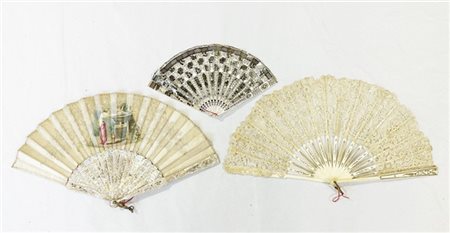 Arte del secolo XIX. Lotto di tre ventagli di cui due con stecche in madreperla