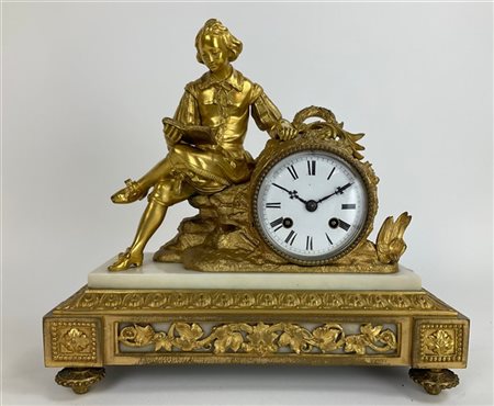 Pendola in bronzo dorato e marmo sormontata da figura di gentiluomo a tutto ton