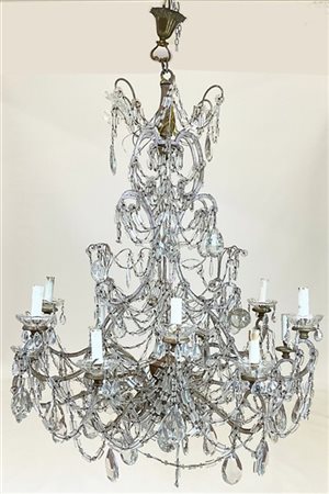 Antico lampadario in metallo a dodici luci, con pendenti in vetro e cristallo (