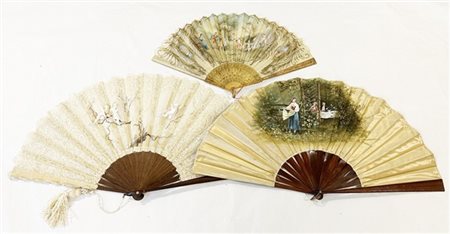 Arte del secolo XIX. Lotto di tre ventagli con stecche in legno e bachelite con
