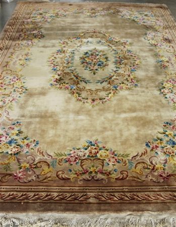 Grande tappeto Cina a fondo beige decorato a motivi floreali policromi sparsi e