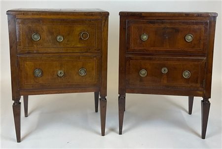 Coppia di antichi comodini lastronati in radica di noce e filettati. Fronte ad