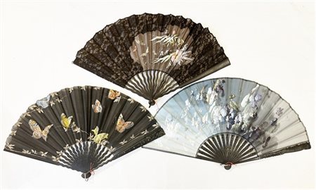 Lotto di tre ventagli con stecche in legno ebanizzato e intagliato con pagine i