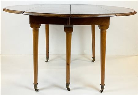 Tavolo ad alette in mogano allungabile con sei gambe rastremate su ruotine, dot