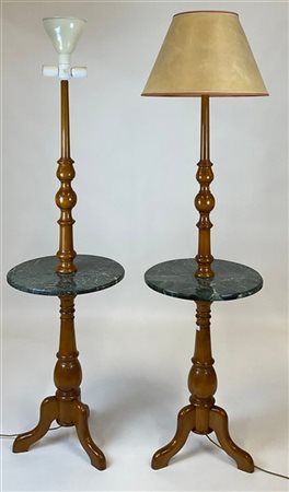 Coppia di lampade da terra tripodi con pianetto in marmo (h cm 184) (difetti) u