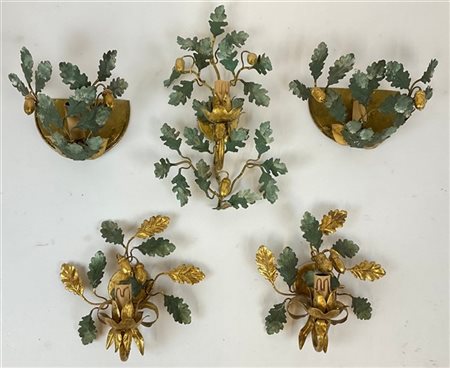 Lotto composto da cinque applique ad una fiamma in lamierino dipinto e dorato a