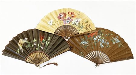 Lotto di tre ventagli con stecche in legno intagliato e dorato con pagine in ca